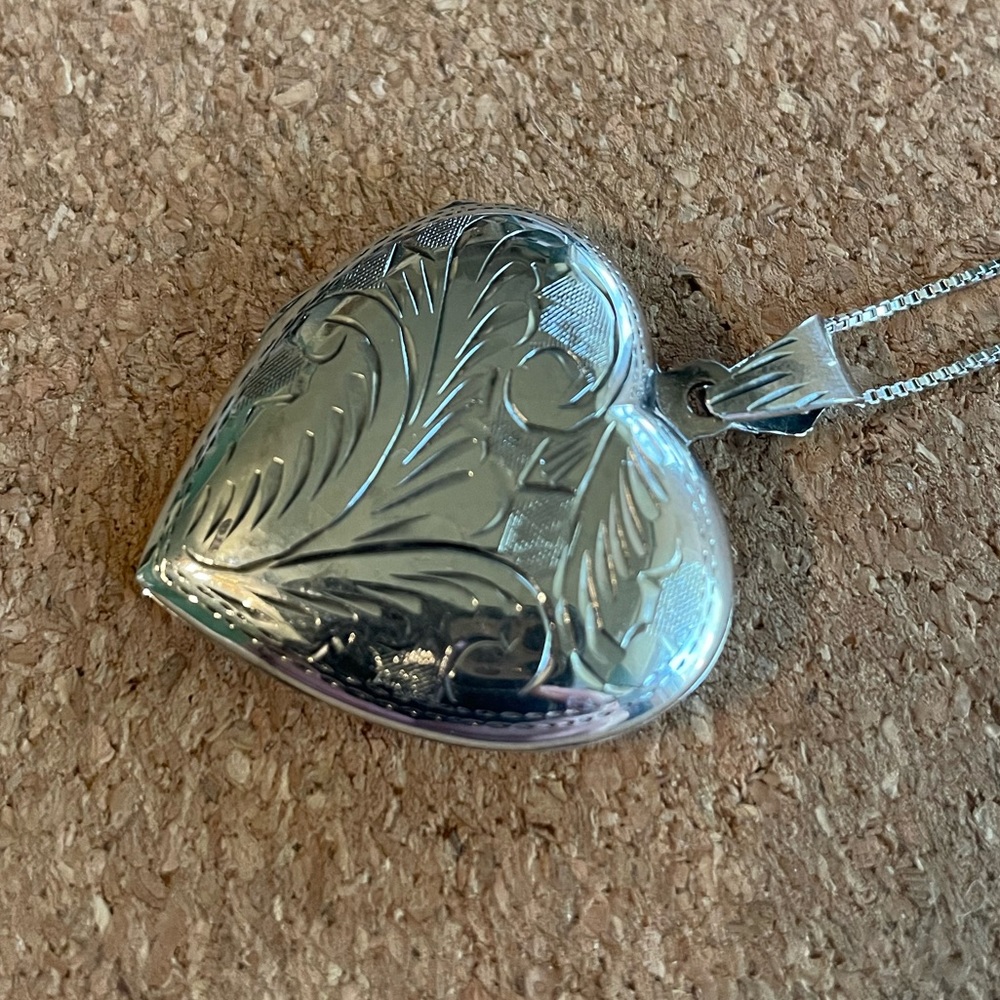 Sterling silver 🩶 etched heart locket